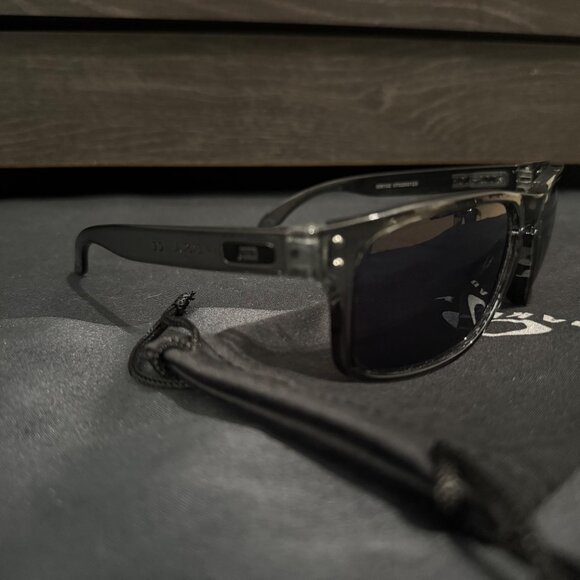 Oakley Holbrook Smoke Gray Polished Mens Sunglasses 9102 Black Lenses - Picture 1 of 8